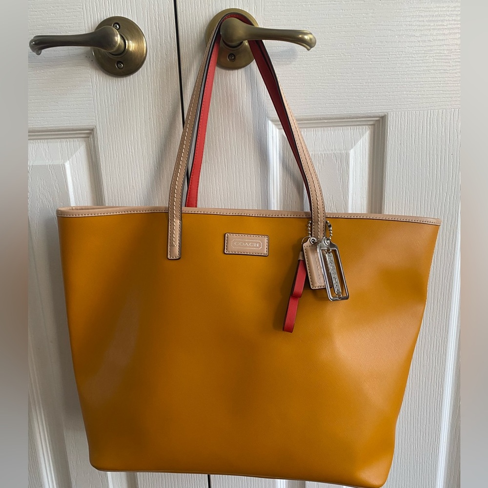 Coach Park Metro saffiano leather tote 😍